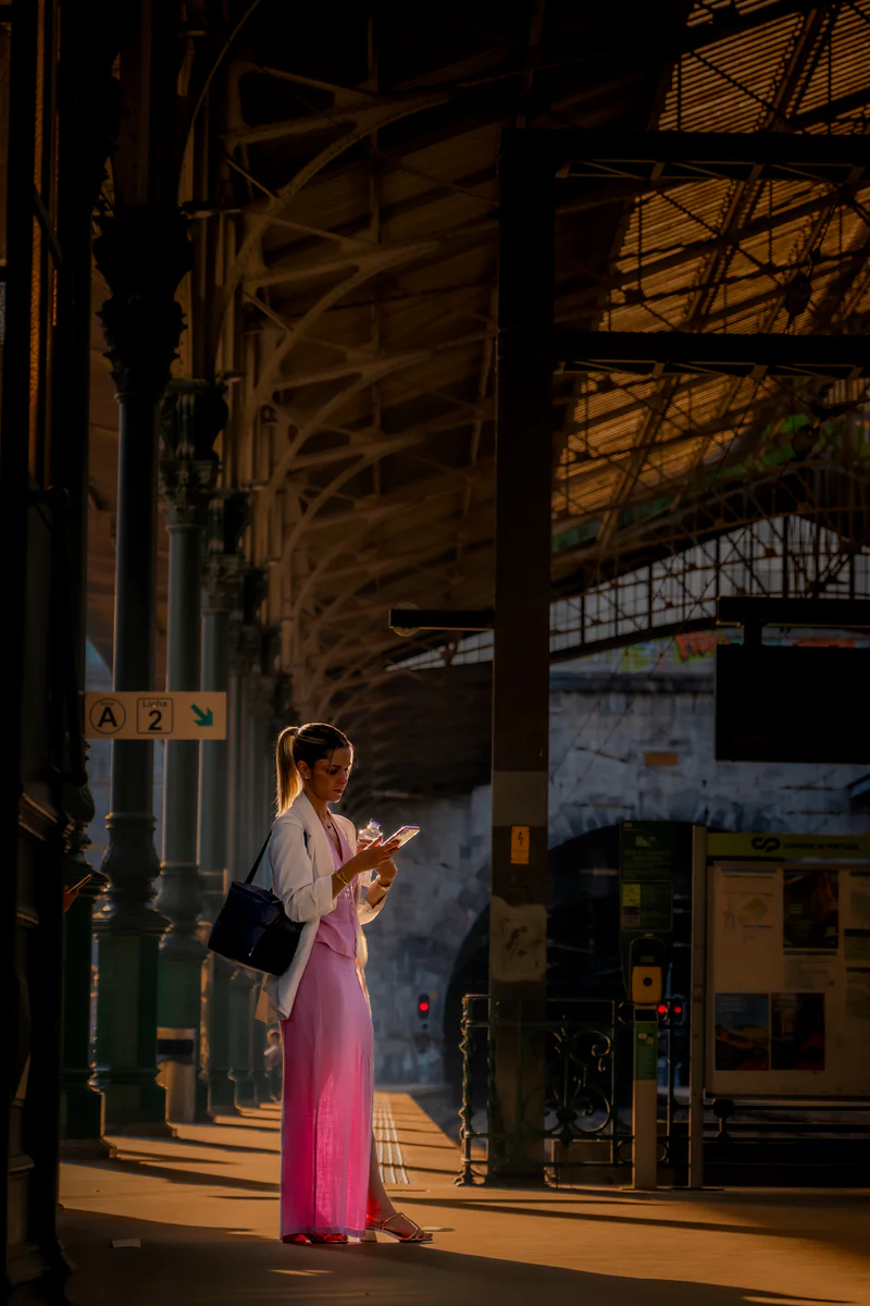 Two women at a railway station bathed in golden hour light (Kaks naist rongijaamas kuldse valguse käes)