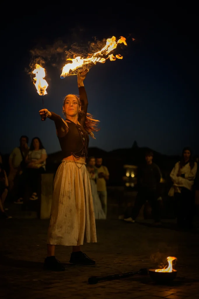 Natalia hoiab üht tulelehvikut pea kohal ja sirutab teise otse ette.