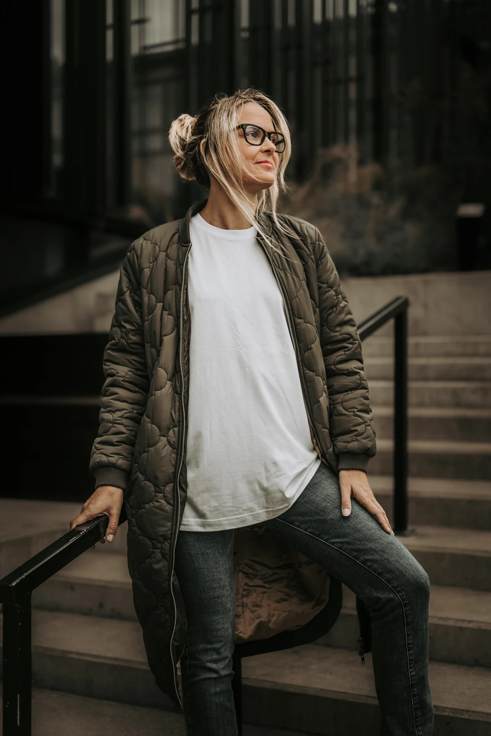 Casual street portrait of a woman standing on steps (Vaba stiiliga portree – naine seisab trepil)