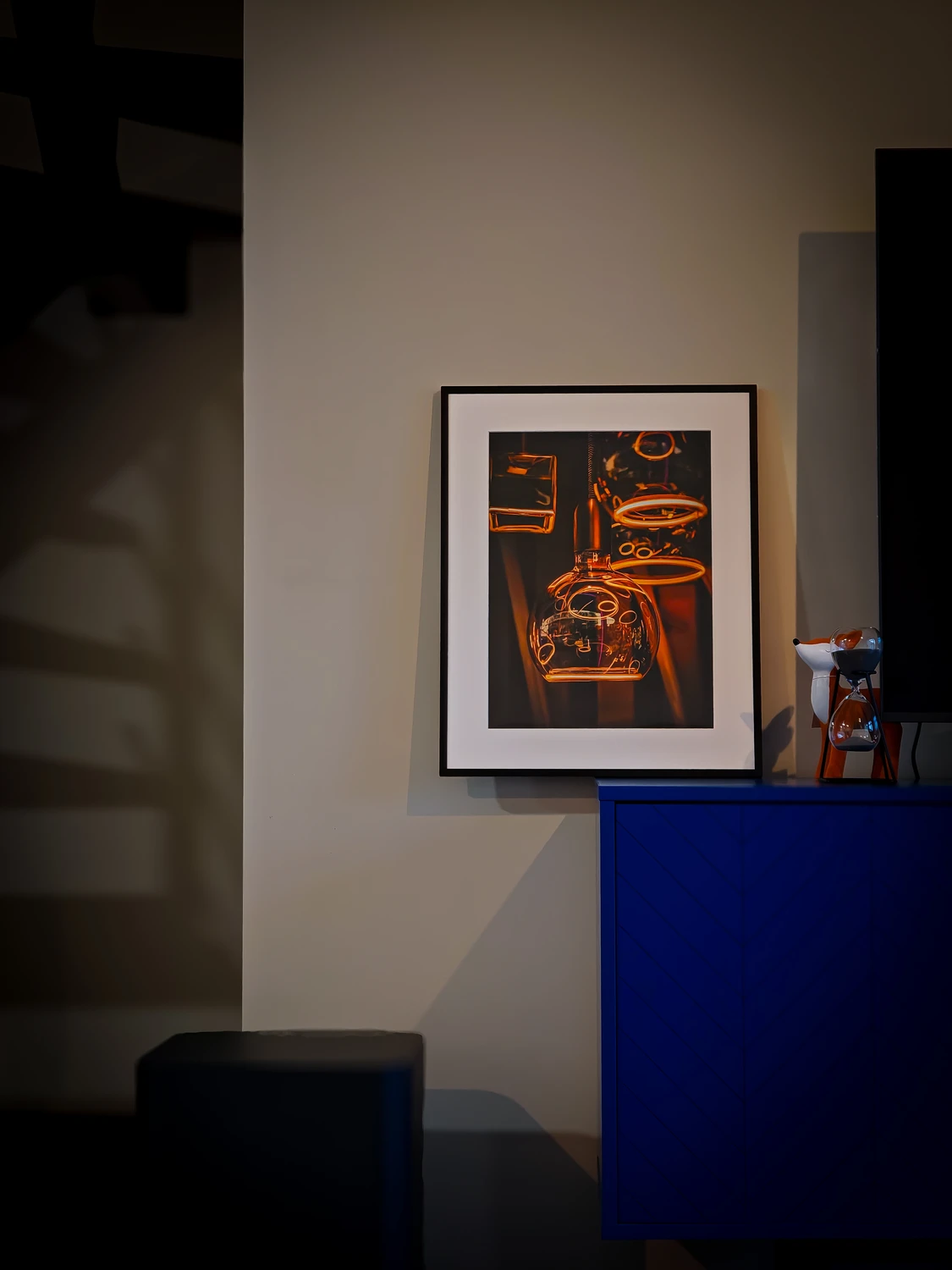 Porto fotoprint mustas raamis sinise kapi kõrval.