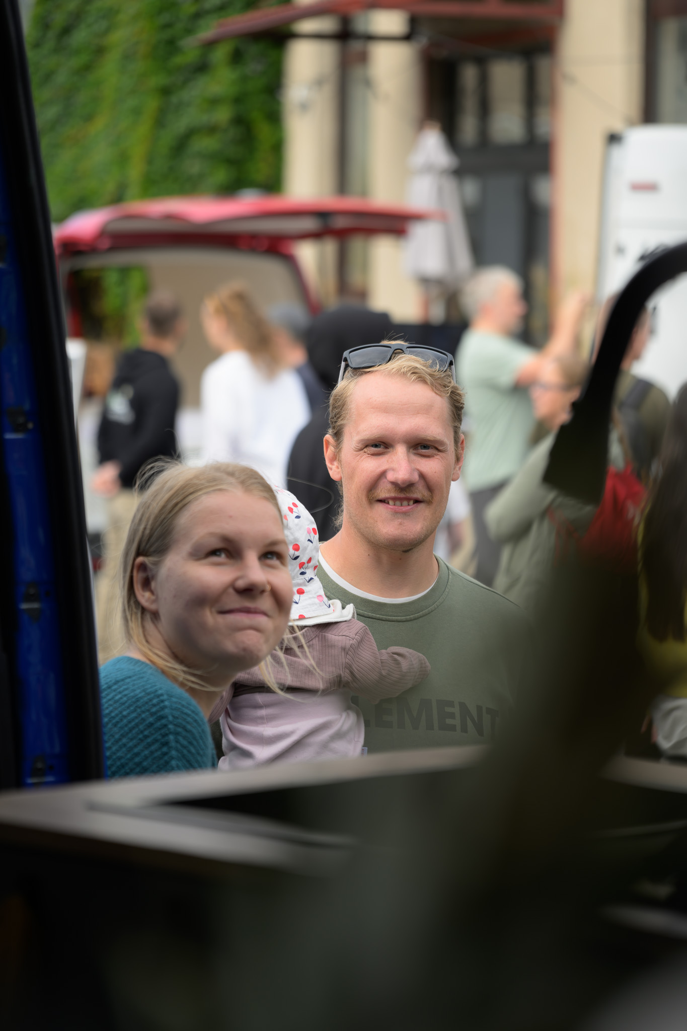 Enne. Naine, mees ja laps läbi matkabussi akna enne preseti rakendamist.