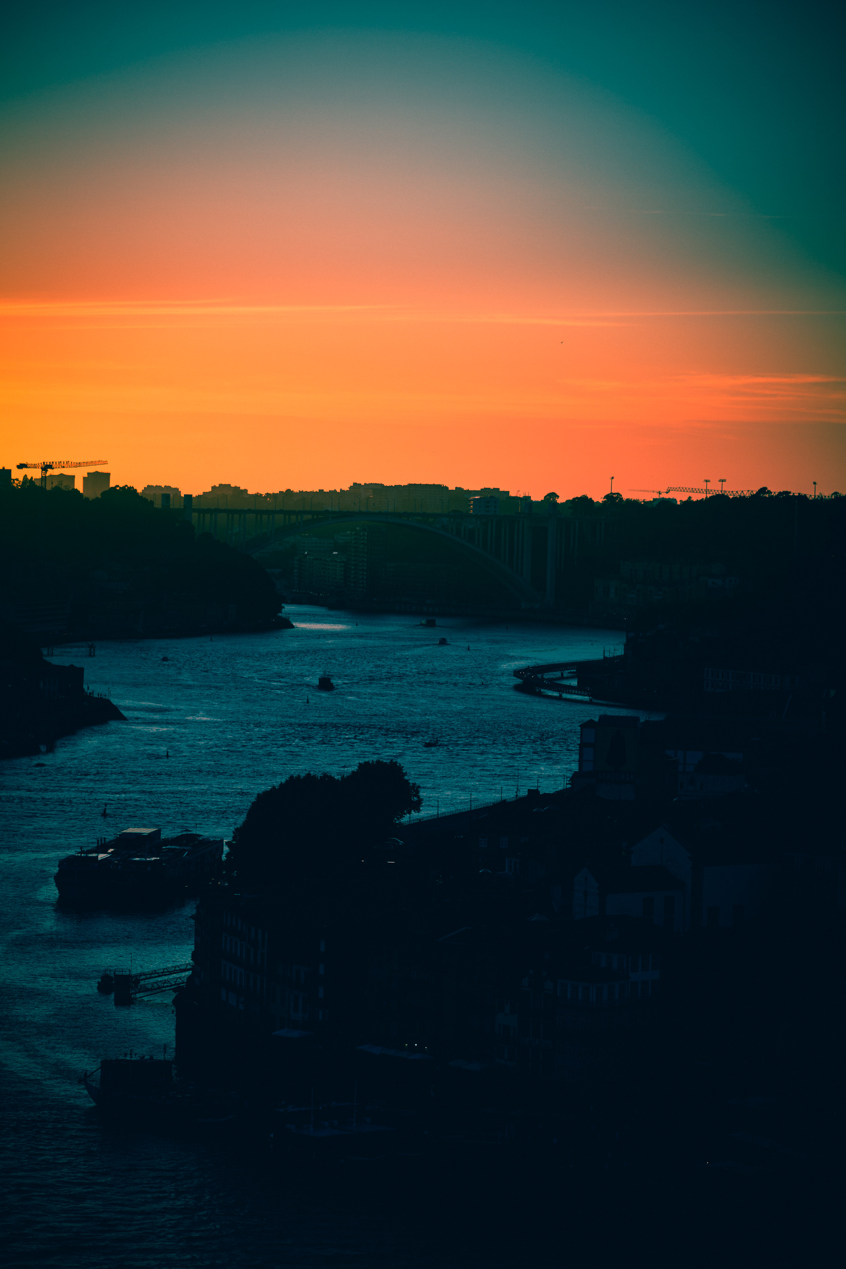 Presetiga. Douro jõgi Porto kohal madalas soojas õhtuvalguses — Douro Cinema presetiga.
