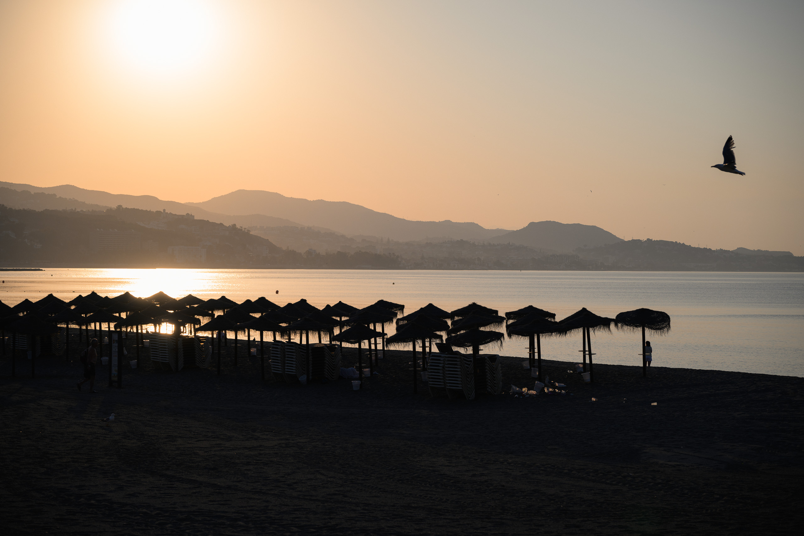 Presetiga. Rannavarjud ja meri Málaga madalas hommikupäikeses — Gold Day presetiga.