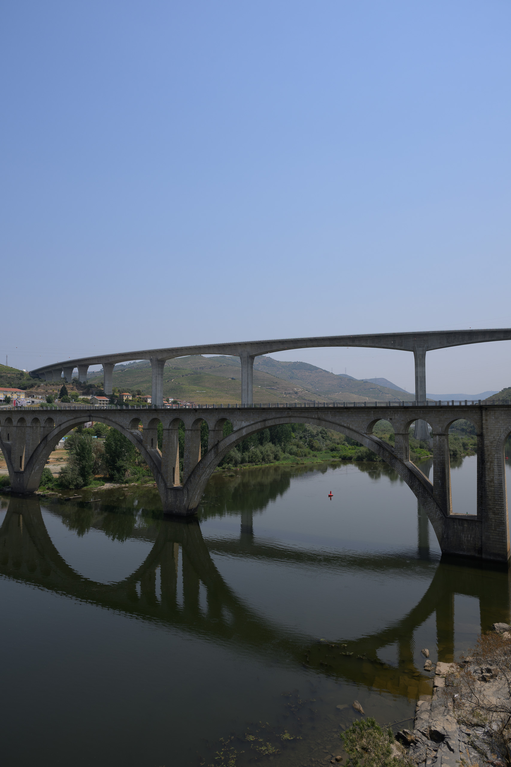 Enne. Kaks Douro silda ning nende peegeldus veidi vinasel keskpäeval — enne preseti rakendamist.