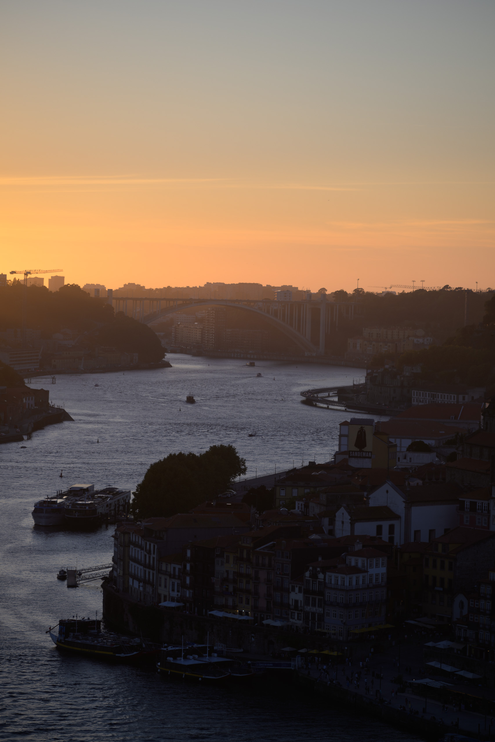 Enne. Douro jõgi Porto kohal madalas soojas õhtuvalguses — enne preseti rakendamist.