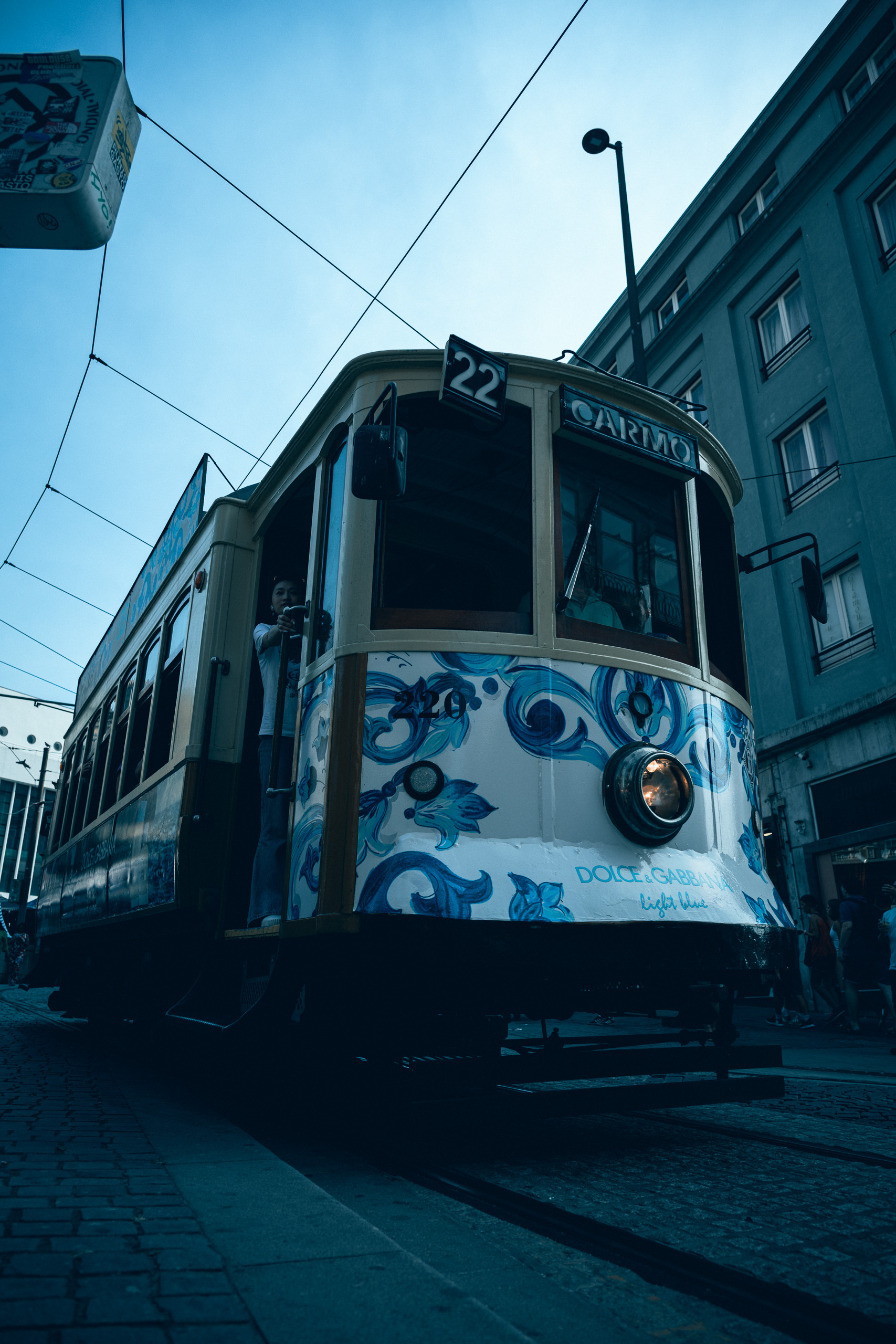Porto tramm ja majad heleda taeva ning jahedamate varjudega — Berlin Silver Day presetiga.