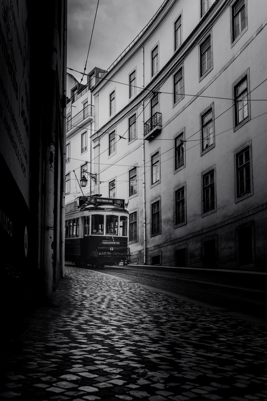 Tramm, munakivid ja valgus kitsal Lissaboni tänaval